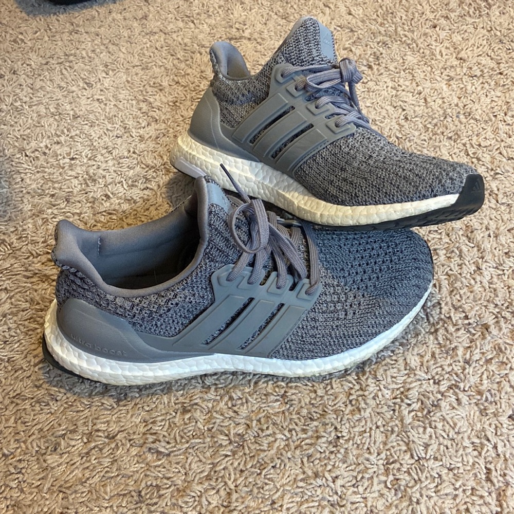 adidas Men's size 8/Women size 9 Ultraboost 4.0 DNA Running Shoe.
